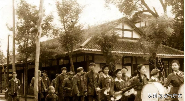 罕見(jiàn)照片：日本女人竟如此開(kāi)放大膽，女學(xué)生脫光衣服全身赤裸上課
