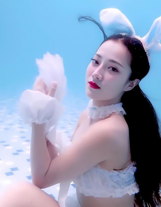 烏克蘭185長腿美女上海公演，水下大秀曼妙舞姿，網(wǎng)友：身材不行