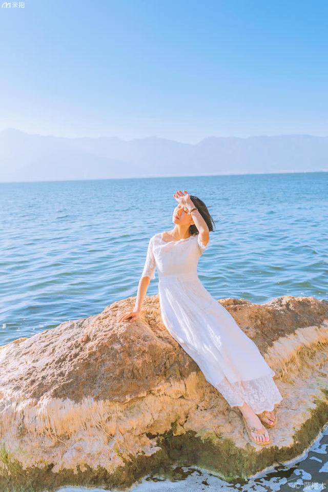 洱海邊的白裙蕾絲少女，被網(wǎng)友譽為清純女神