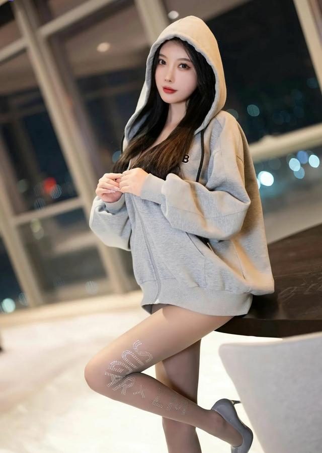 美女藝術(shù)寫(xiě)真圖片欣賞：楊晨晨灰色衛(wèi)衣搭配灰絲，完美絕倫的身段