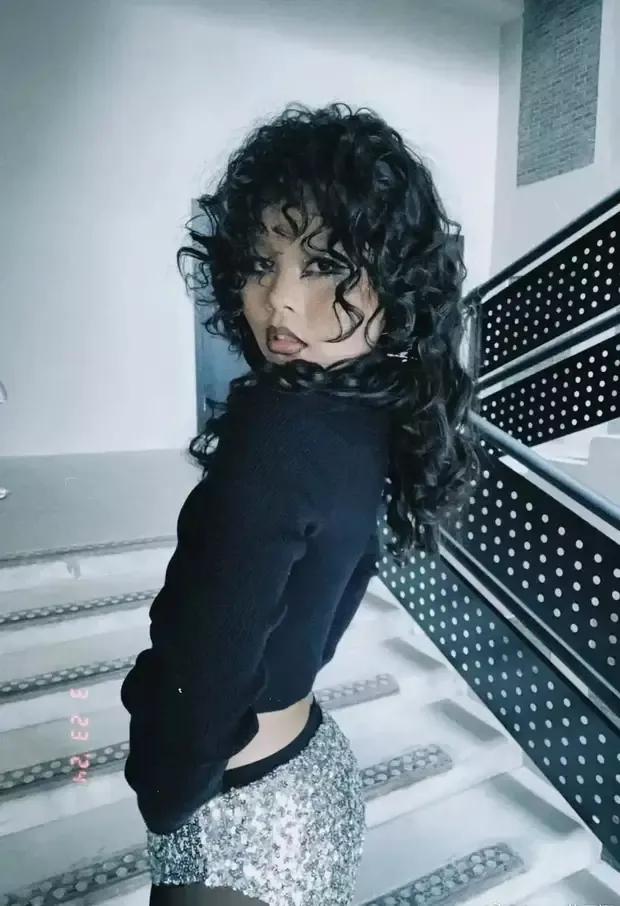 Cindy穿黑絲外搭閃片內褲走秀 梳拉美卷笑容甜美性感迷人