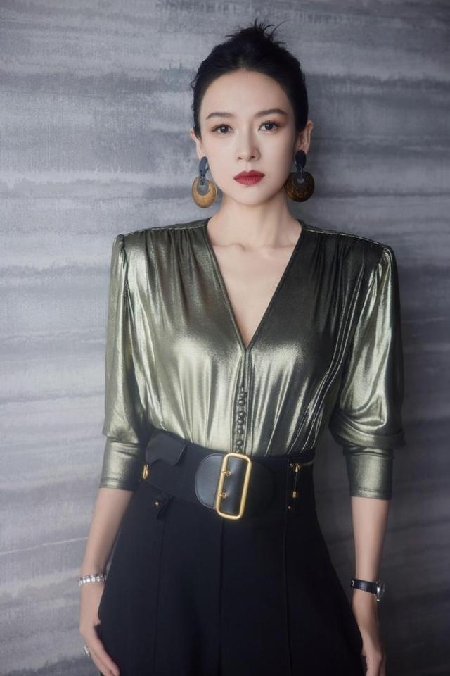 章子怡穿上紅色深V抹胸爆乳裙，驚艷國(guó)際，散發(fā)大方魅力！