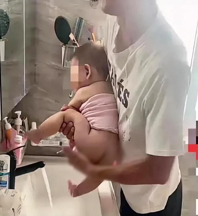 “爸爸給女嬰洗屁屁”被指責(zé)，網(wǎng)友：這種事情很過(guò)分我家絕不允許