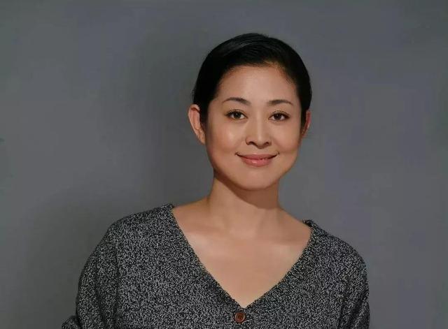 抽煙成癮的六位女明星，個個都是老煙民，劉亦菲14歲就會抽煙了