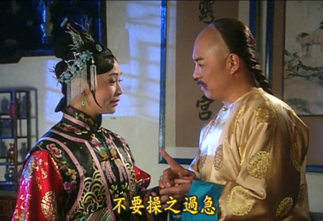 容嬤嬤教導(dǎo)小燕子，小燕子挨打后因禍得福，紫薇為進(jìn)宮下跪求眾人