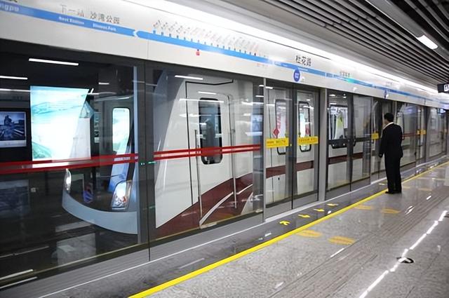 女子地鐵內(nèi)對(duì)小男孩跳不雅舞蹈，扭腰擺臀撩衣，小孩：無(wú)助又害怕