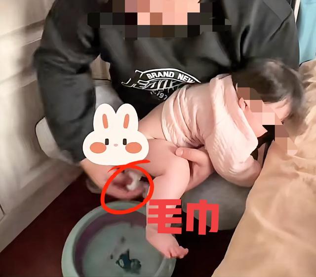 “爸爸給女嬰洗屁屁”被指責(zé)，網(wǎng)友：這種事情很過(guò)分我家絕不允許