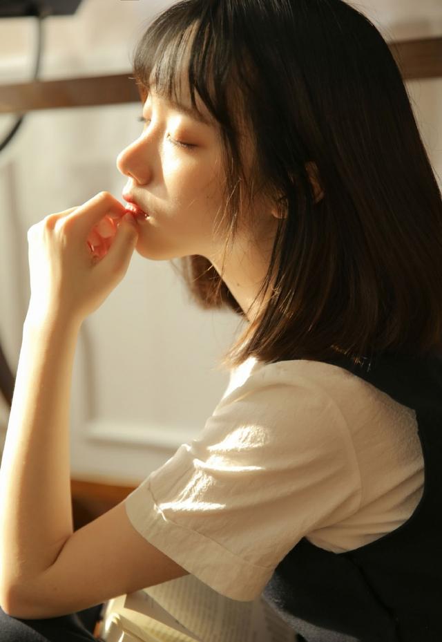 水汪汪眼睛美女學(xué)生，清爽短發(fā)校園制服寫真圖片