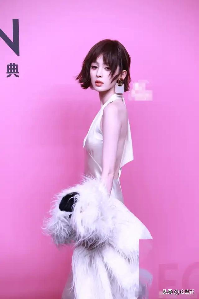 深圳這一夜，趙露思、林允的胸，露背的娜扎，都敗給了朱珠的深V