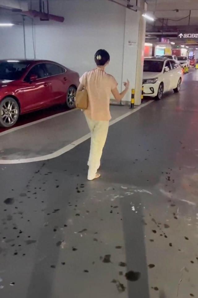 女子車(chē)上脫鞋躺下，后座不停換姿勢(shì)，司機(jī)目睹后表情尷尬