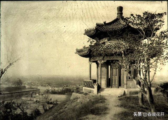 卑鄙齷齪老照片：青樓女子妖嬈多姿，婦女露胸喂奶被孩子撕扯衣服