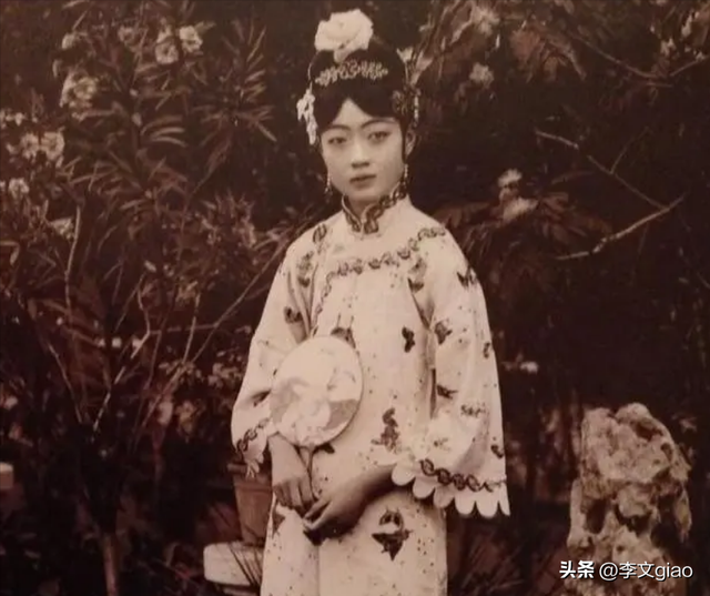 不堪入目老照片：男人摟著女子的胸一頓摸，男人抱著女人一頓熱吻