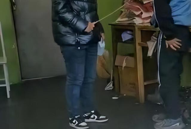 13歲學(xué)生因未完成作業(yè)，屁股被老師打開(kāi)了花！警察：不違法