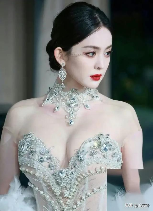 深圳這一夜，趙露思、林允的胸，露背的娜扎，都敗給了朱珠的深V