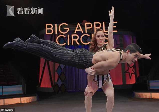 女漢子給娃喂完奶直接登臺(tái)演雜技 當(dāng)?shù)鬃握煞蝾嵏搽s技常識(shí)