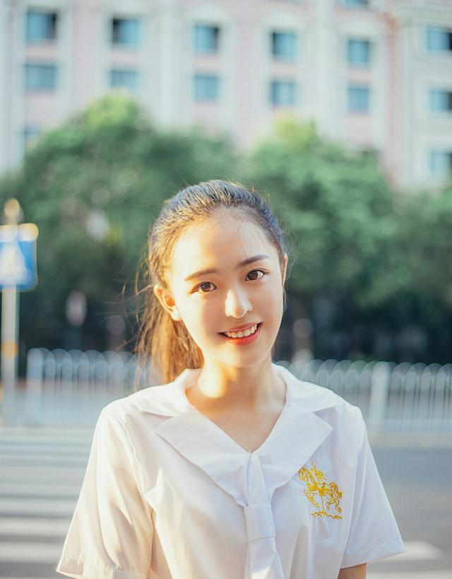 才貌雙全的暨南大學(xué)?；?，長相似清冷的古典美人，網(wǎng)友：又美又颯