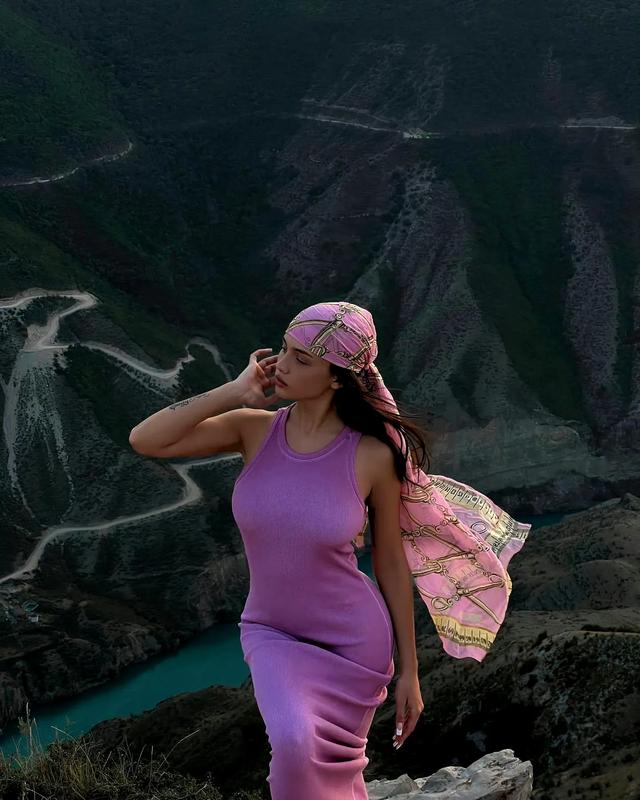 魔鬼身材，歐美博主蘇珊紫色包臀衣美拍