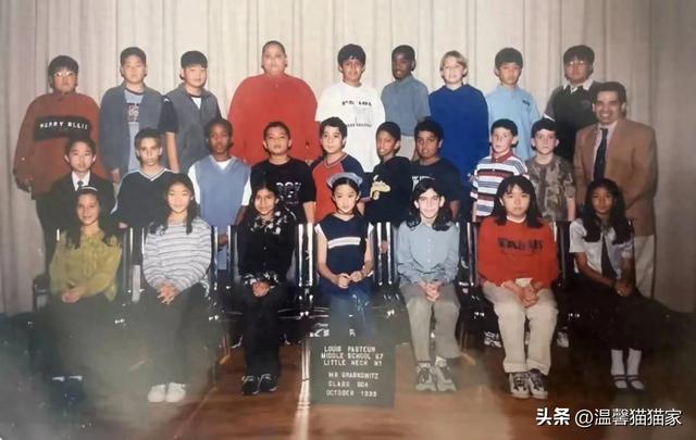 劉亦菲美國初中同學(xué)曬班級合照，12歲劉亦菲坐c位驚艷，還是?；? onerror=