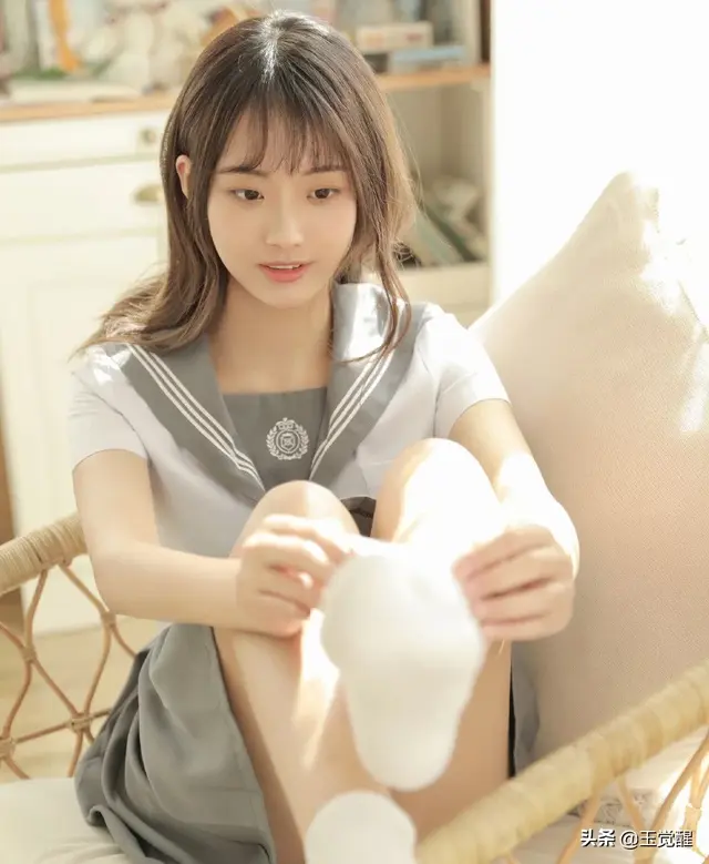 清純校花美女水手制服褲襪美腿白嫩肌膚性感寫(xiě)真