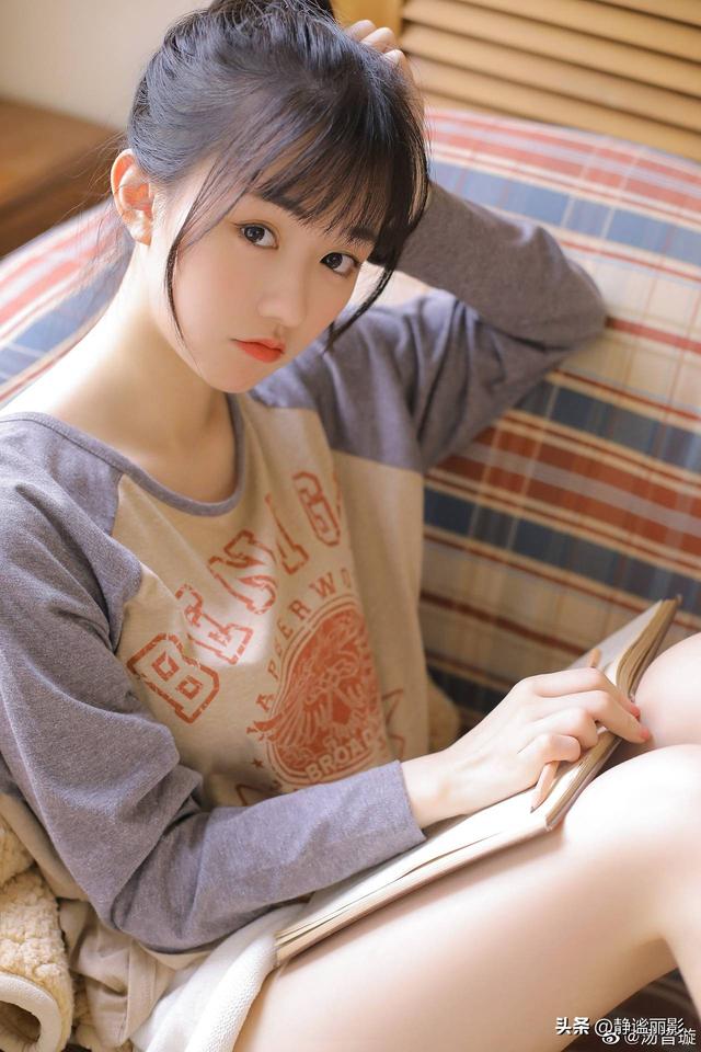 【美腿翹臀】玉兔Miki灰衣吊帶短褲居家慵懶寫真