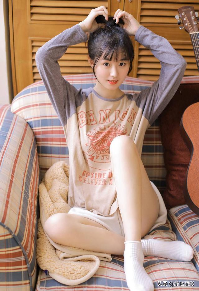 【美腿翹臀】玉兔Miki灰衣吊帶短褲居家慵懶寫真