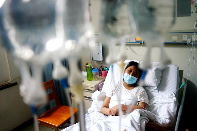 16歲美少女突發(fā)重病變丑仍樂觀，病床上放聲高歌，安慰爸爸不要哭