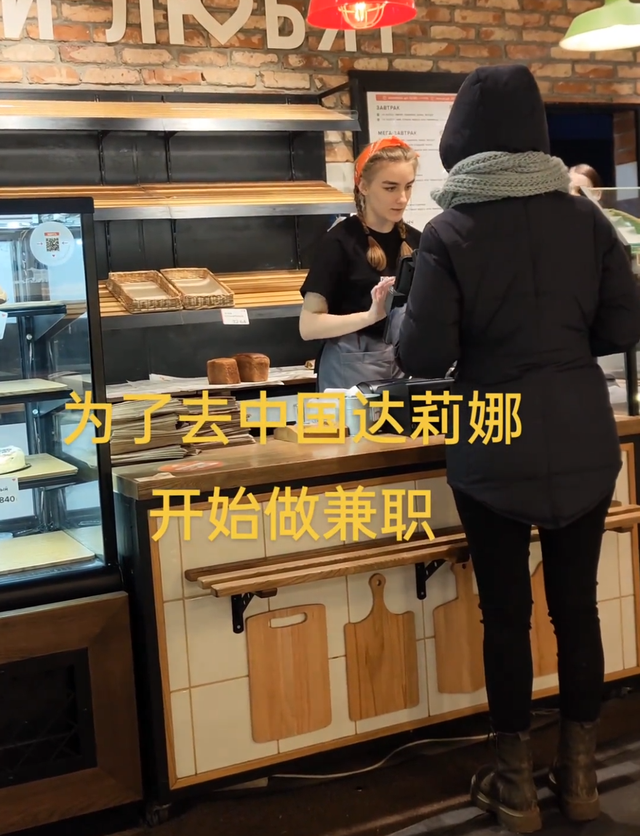中國留學生愛上俄羅斯美女，每天被女友親上百次，睡個懶覺都不成