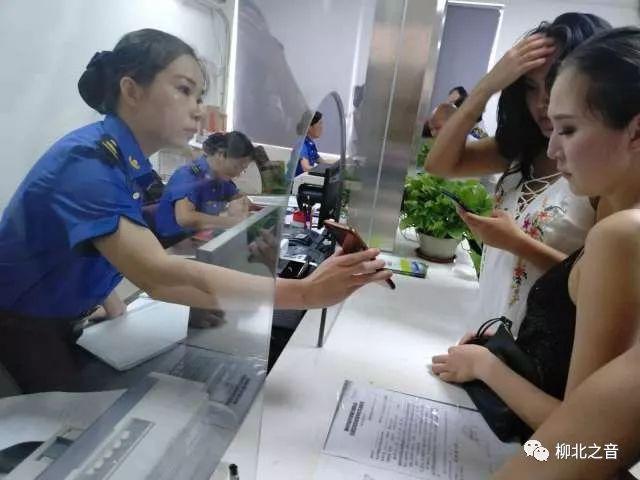 電動(dòng)車違停被扣，為何這位俄羅斯美女還連聲感謝柳北區(qū)城管？