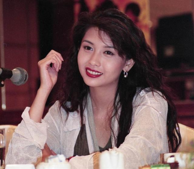 三張裸背照片性感迷人，王晶對(duì)她十分迷戀，成就香港情色電影巔峰