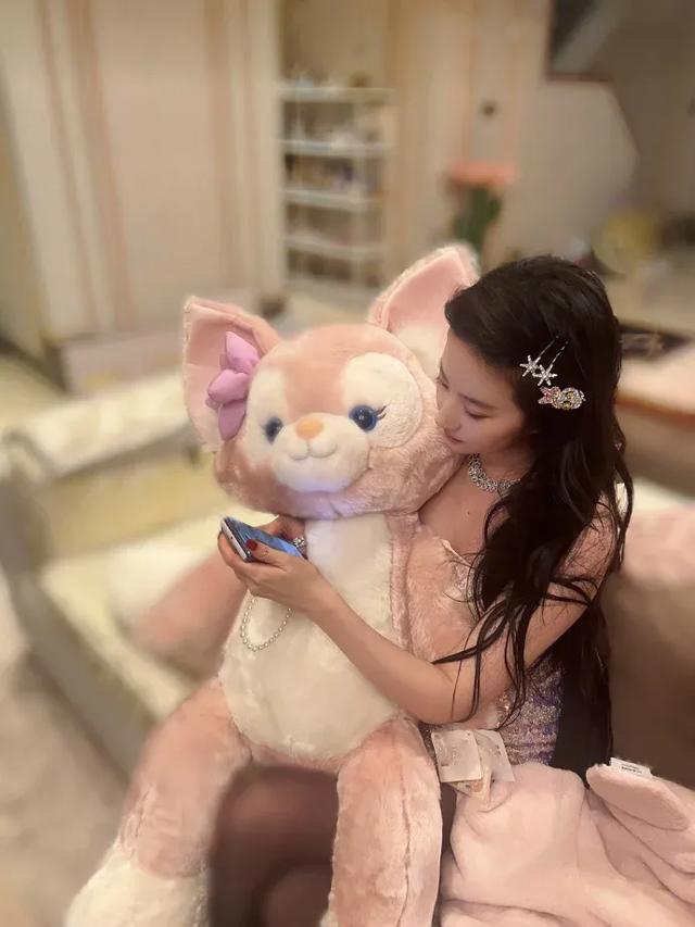 劉亦菲沒想到吧，穿黑絲的“誘惑”都沒戴19塊錢的奧特曼發(fā)夾大