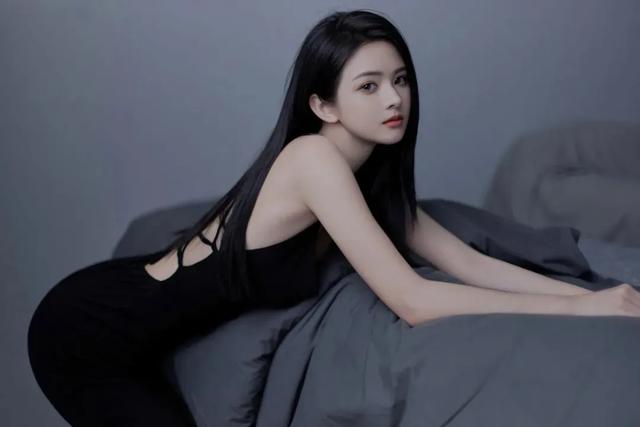 驚艷少婦！玉背美腿御姐，演繹極致性感風(fēng)情！