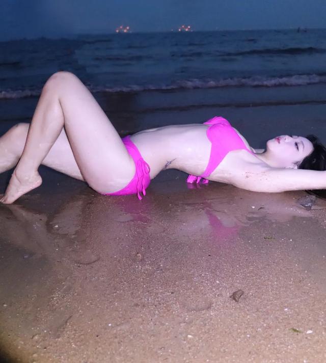 27歲性感美女在海邊拍的寫真照