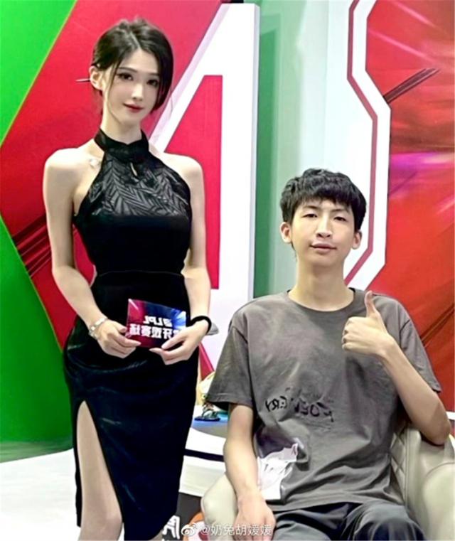 奶兔胡媛媛JK裝學(xué)做菜，白襪吸睛幫學(xué)弟擦汗！網(wǎng)友：夢(mèng)導(dǎo)哭暈廁所