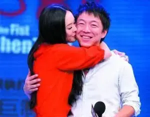 霍思燕一脫成名，現(xiàn)場揉捏杜江的翹臀，曾和黃奕大打口水戰(zhàn)