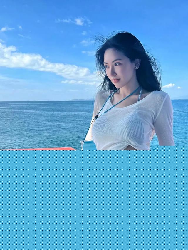 國(guó)內(nèi)女網(wǎng)紅穿比基尼性感迷人，誘人妙曼身姿