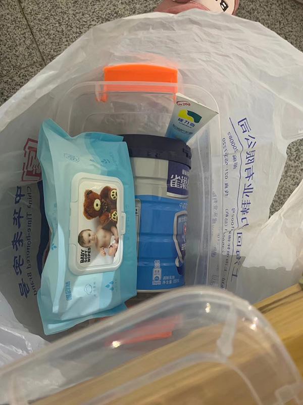 感染新冠肺炎哺乳期媽媽：我在方艙用吸奶器，護(hù)士為我制遮擋