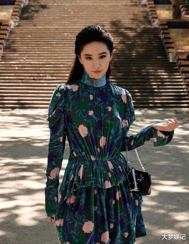 沒穿內(nèi)衣？劉亦菲時(shí)裝秀性感裙裝“激凸”被看，網(wǎng)友快噴鼻血