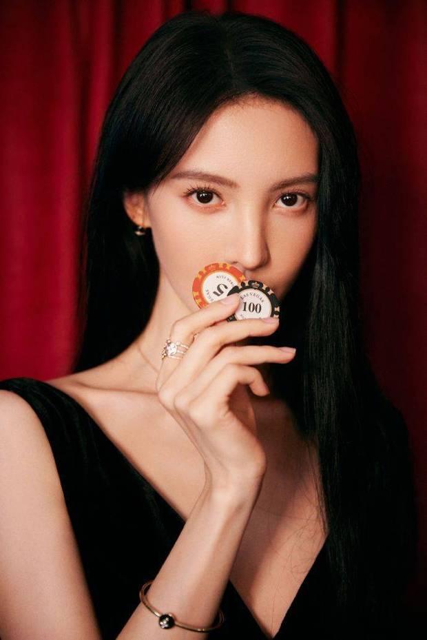 最美女荷官！金晨穿深V長(zhǎng)裙小口抽煙純欲感十足
