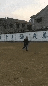 周冬雨脫了！上半身全裸“手也不遮”，破尺度大片引熱議