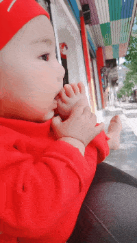 妹子真大膽，這樣的紋身都敢露出來，我在她身后都替她感到尷尬