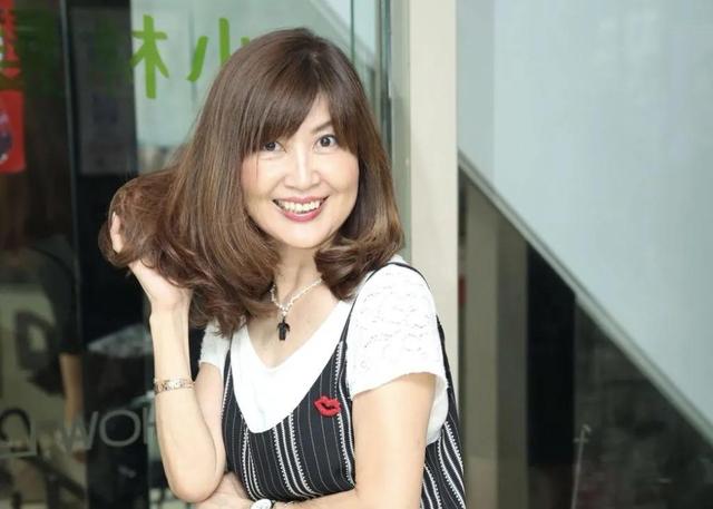 日本71歲美女奶奶顏值逆齡，身材不輸少女！和孫子出門被認(rèn)母子