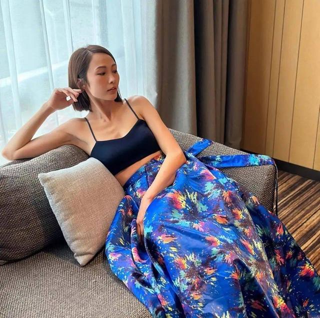 香港女星湯怡胸部意外豐滿引質(zhì)疑，消瘦身材與胸骨成焦點(diǎn)