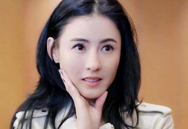抽煙成癮的六位女明星，個個都是老煙民，劉亦菲14歲就會抽煙了