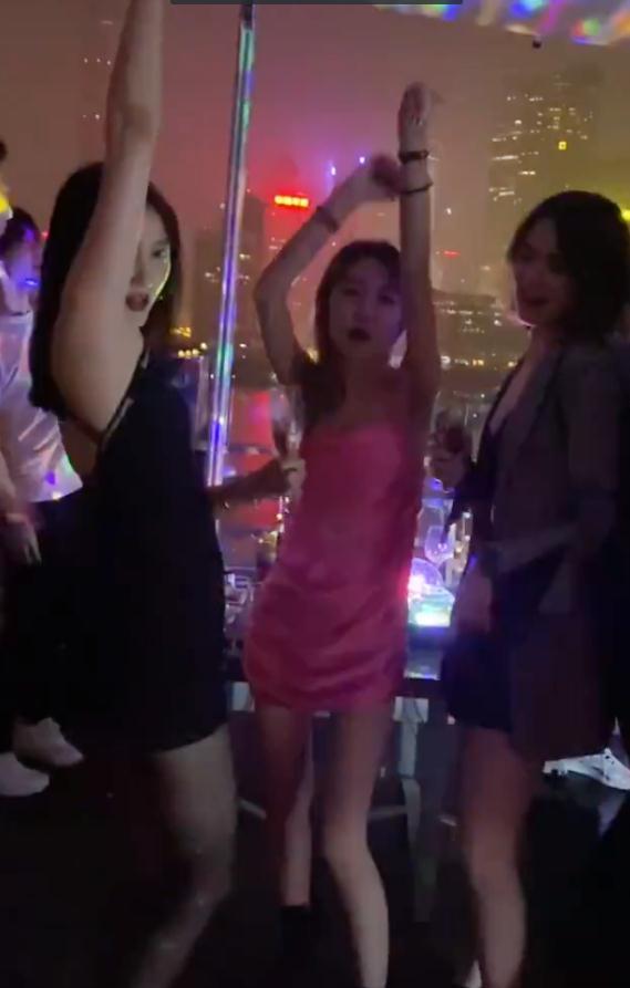 關(guān)曉彤生日蹦迪，穿性感超短裙大秀身材，滿屏都是大長腿啊