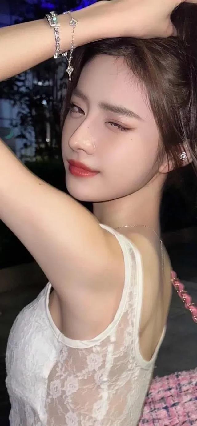 精選高清性感美女手機(jī)鎖屏壁紙。