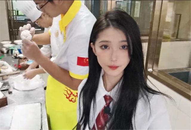 奶兔胡媛媛JK裝學(xué)做菜，白襪吸睛幫學(xué)弟擦汗！網(wǎng)友：夢(mèng)導(dǎo)哭暈廁所