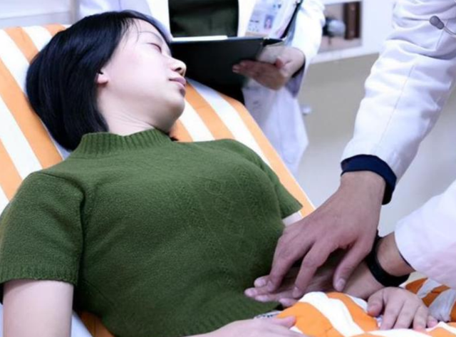 女子胸部被60歲男醫(yī)生吸吮后續(xù)：行政拘留，吊銷執(zhí)照、停發(fā)養(yǎng)老金
