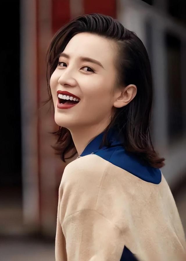 43歲宋佳近照！腋下婦乳明顯，真空禮服險(xiǎn)走光，胳膊上痕跡引熱議
