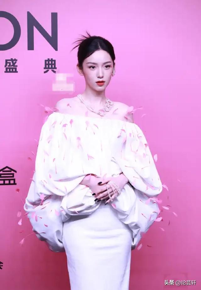 深圳這一夜，趙露思、林允的胸，露背的娜扎，都敗給了朱珠的深V