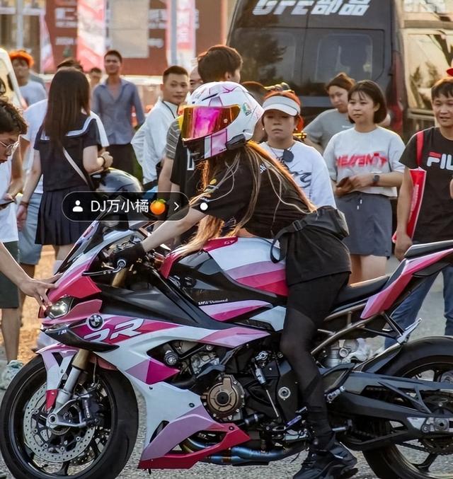 19歲機(jī)車女網(wǎng)紅去世，目擊者曝光細(xì)節(jié)，現(xiàn)場(chǎng)慘烈，喜歡穿絲襪飆車